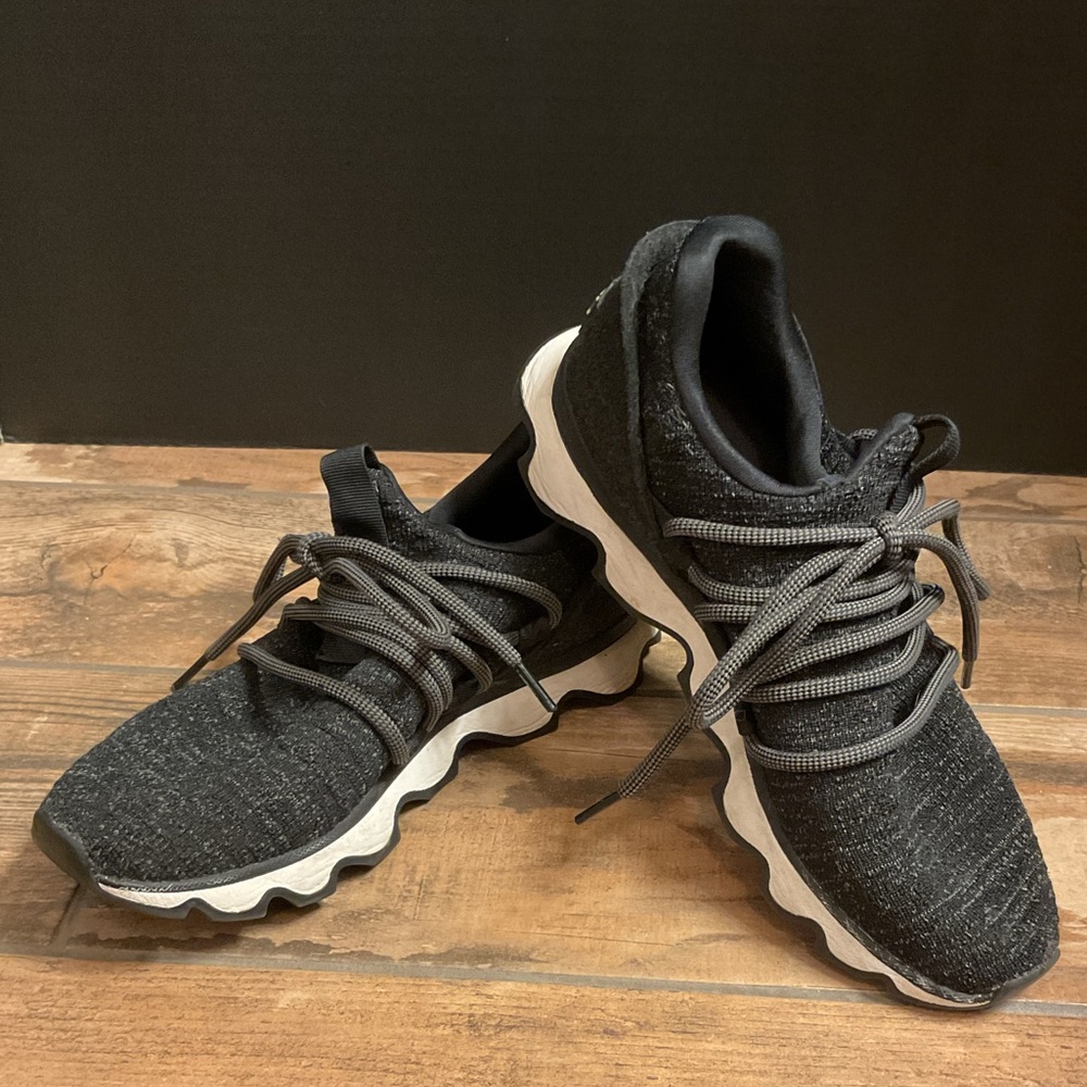 Preowned Sorel Kinetic athletic shoe. Wms 7 1/2 in black